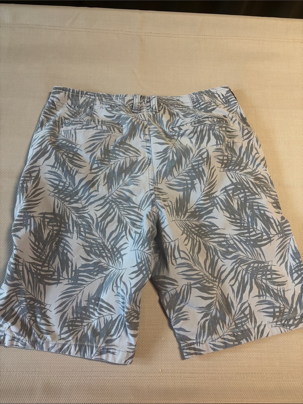 Lucky Brand Men's White Shorts with Gray Leaf Print - Picture 5 of 7